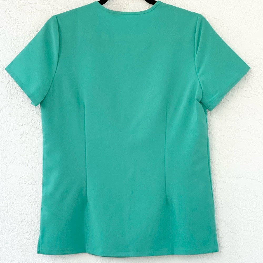 Figs Surgical Green Short Sleeve V-Neck Scrub Top - Picture 3 of 9